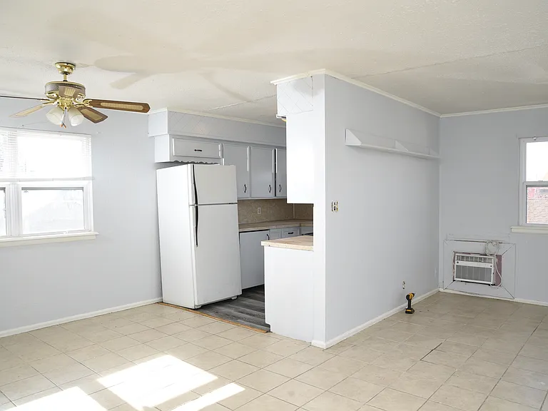 2423 E 8th St #4 — Photo 5