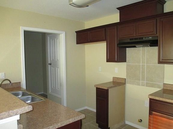 4th image of 320 Thorn Ave #A