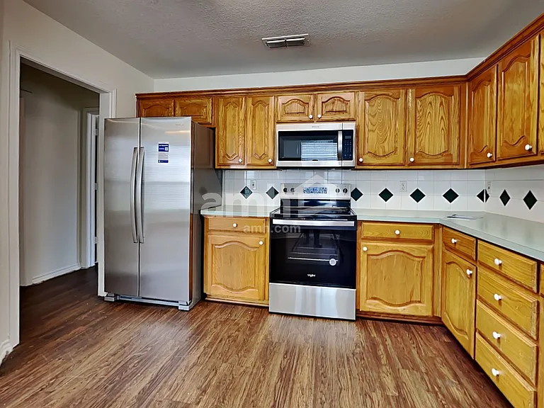 1082 Springhill Dr — Photo 3