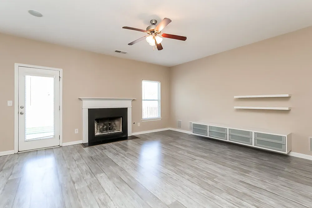 4 bed, 2.5 bath, 2933 sqft, $2,500 — Photo 3