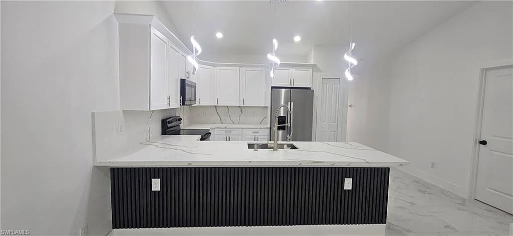 3 bed, 2.0 bath, 1223 sqft, $1,900 — Photo 3