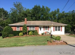 111 Lake View St, Clyde, NC 28721