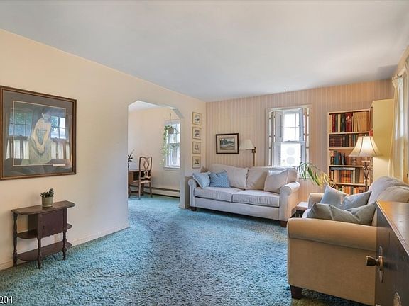 3rd image of 2075 Meadowview Rd