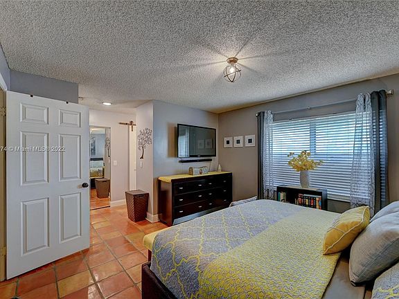 4th image of 282 E Riverbend Dr