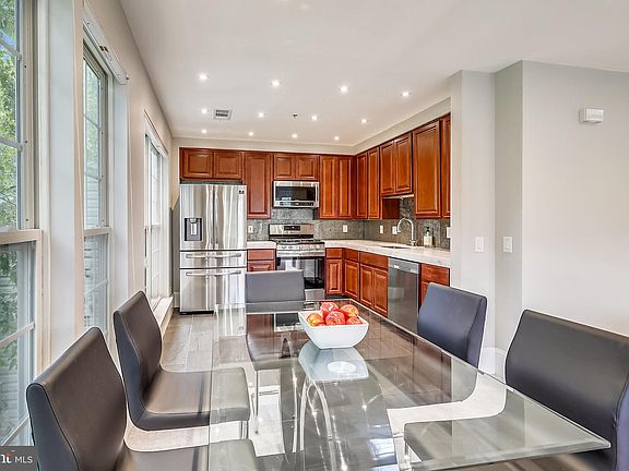 3rd image of 307 Fallsgrove Dr Unit B