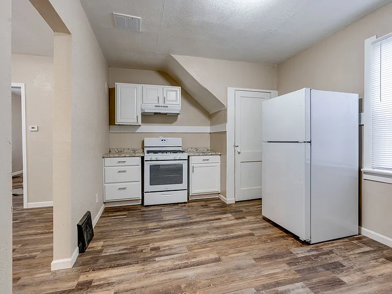 426 E Lake St — Photo 15