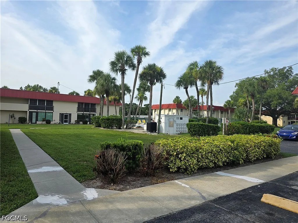 2 bed, 1.0 bath, 890 sqft, $1,200 — Photo 2