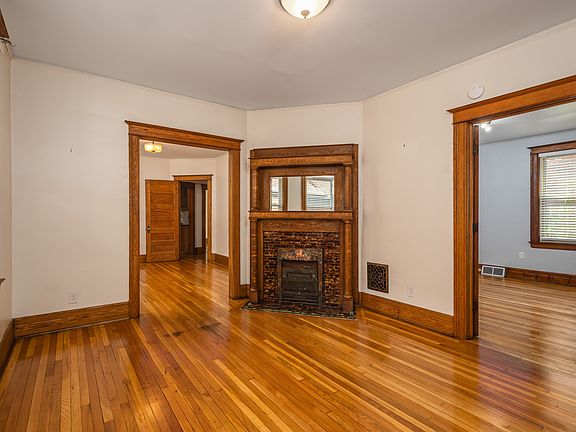 Main entrance with view of bedroom 1