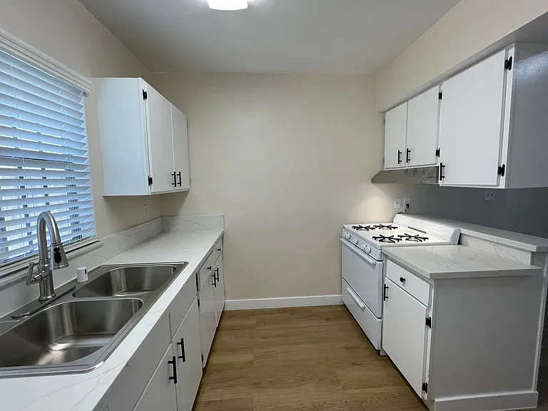 1141 Molino Ave — Photo 7