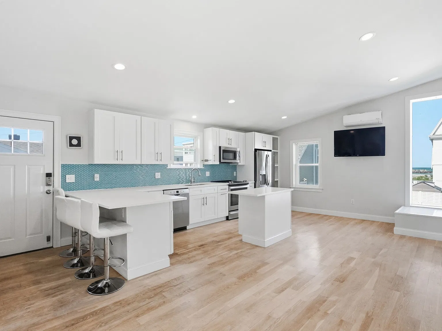 2 bed, 908 sqft, $3,000 — Photo 2