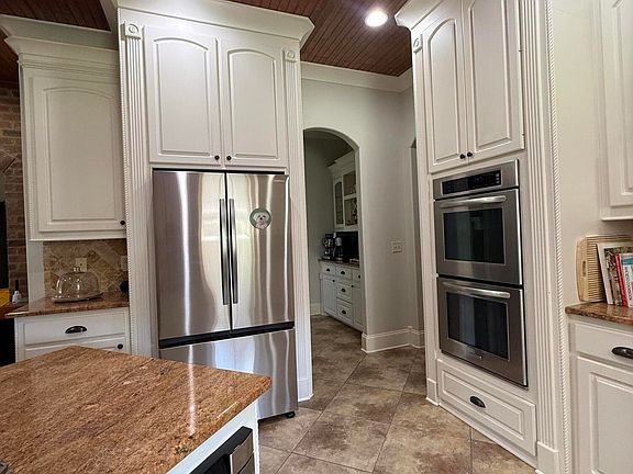 3rd image of 109 Hackberry Dr