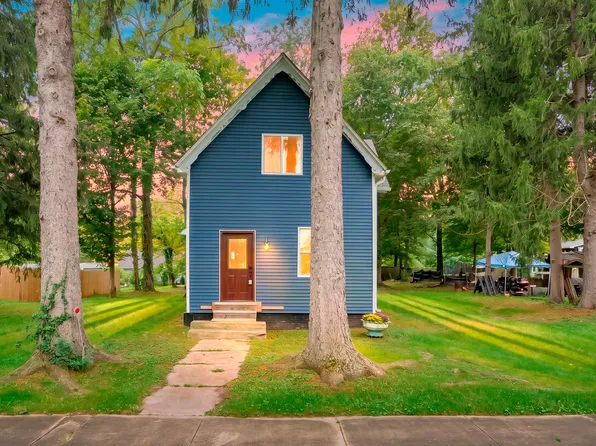 322 E James St, Lawrence, MI 49064