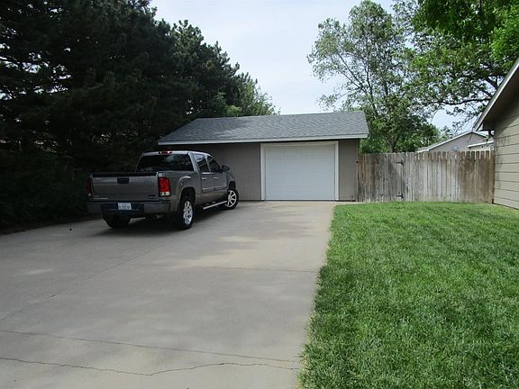 2nd image of 1909 E Crestway Dr