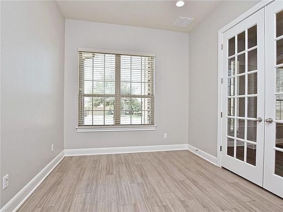 5th image of 2208 Legend Hill Dr