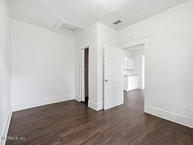 1123 E 14th St — Photo 23