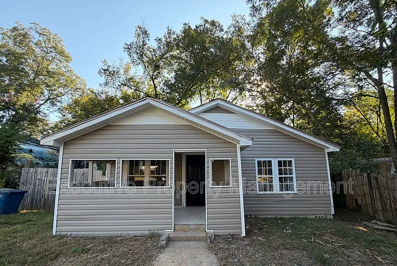 3 bed, 2.0 bath, 1301 sqft, $1,200 — Photo 1