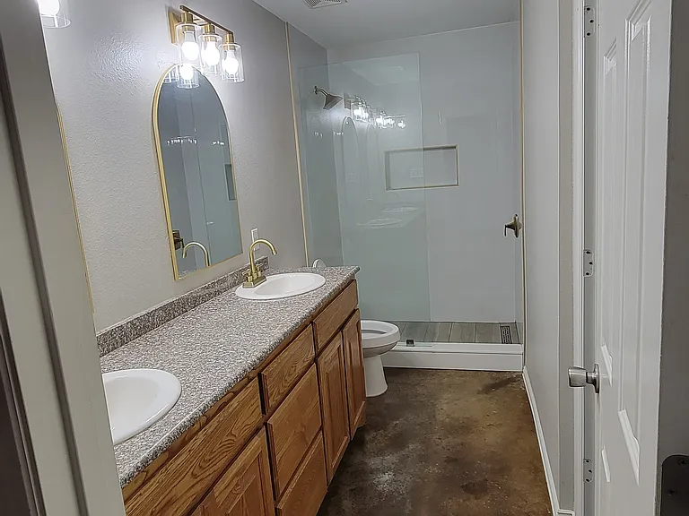 2424 W Walker St — Photo 4