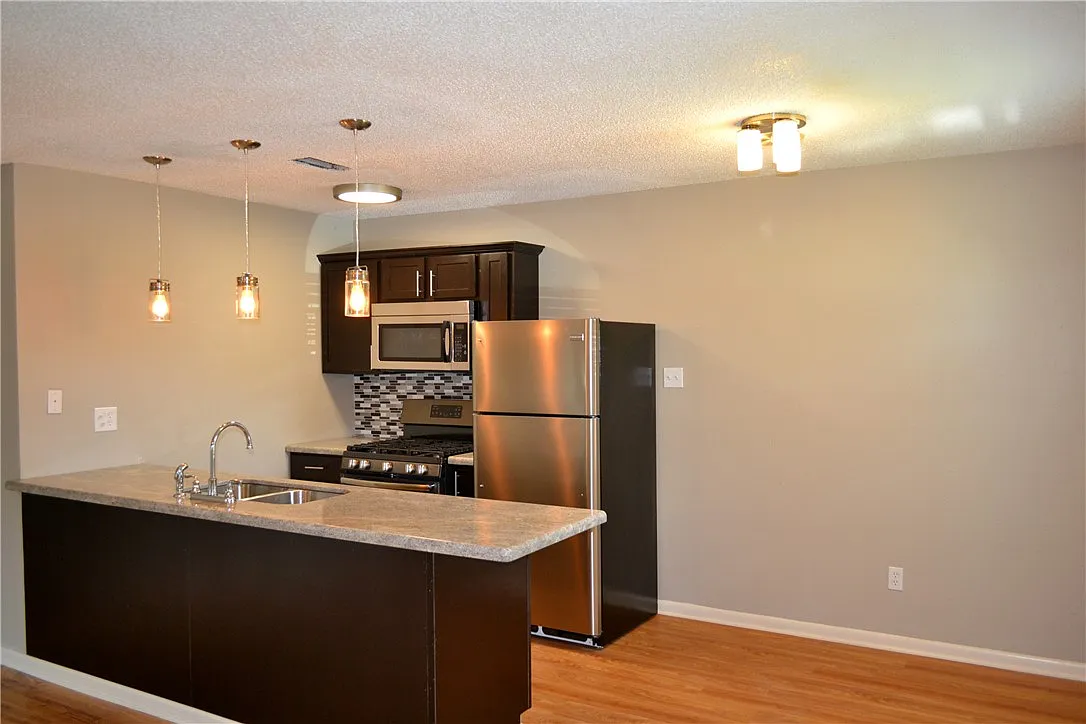 2 bed, 817 sqft, $1,295 — Photo 3