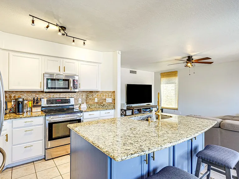915 E Montoya Ln — Photo 10