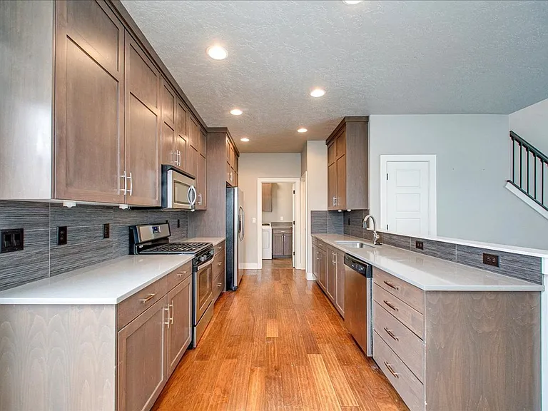 3313 Dewey St — Photo 11