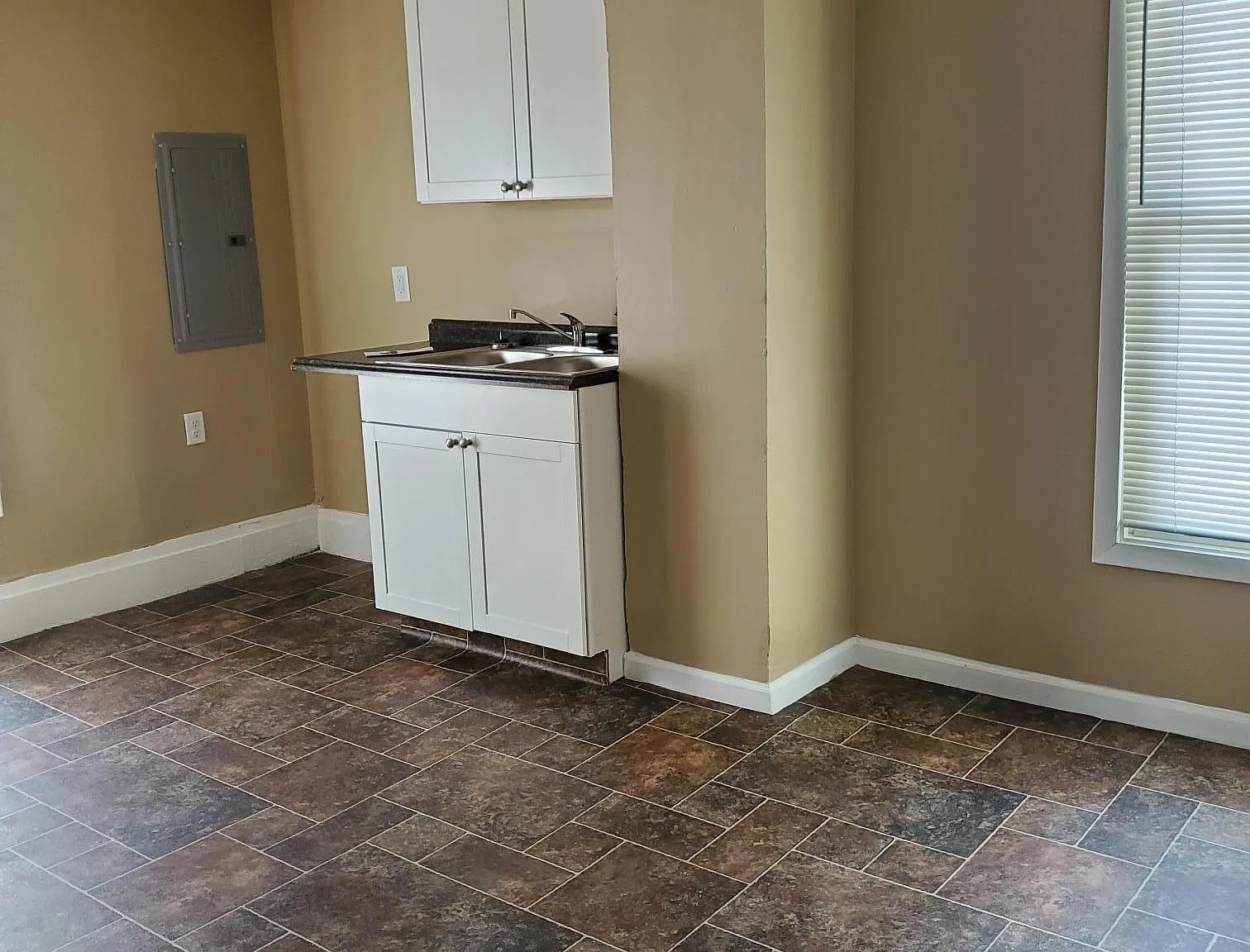 338 Thompson St — Photo 2