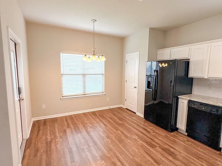 7507 Park Mdw — Photo 4