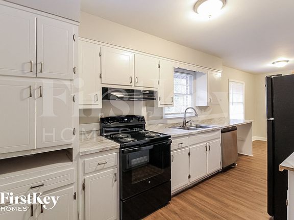 5th image of 558 Bruce Way SW