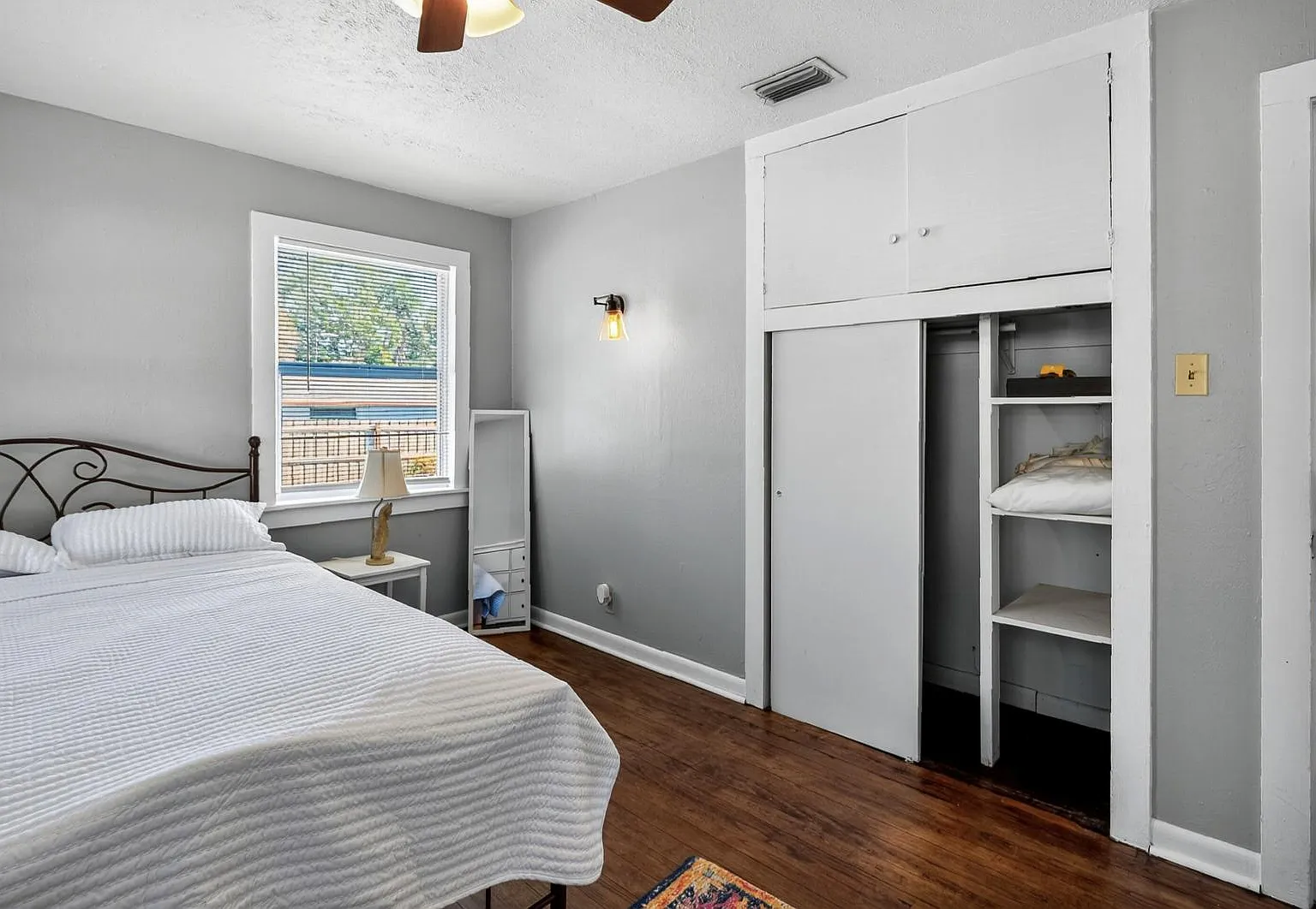 4 bed, 2.0 bath, 1189 sqft, $1,139 — Photo 2
