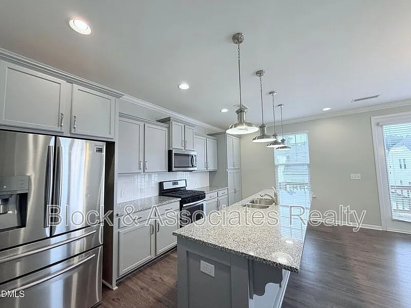 3 bed, 3.5 bath, 2374 sqft, $2,350 — Photo 4