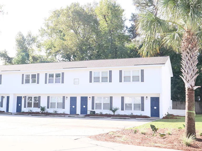 Oakleaf Townhomes — Photo 2