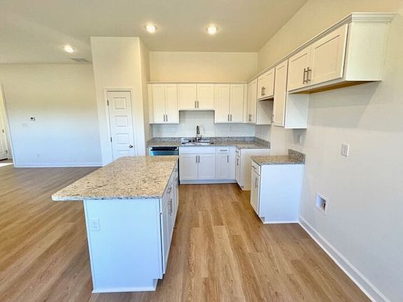 4th image of 390 Hedge Rose Blvd