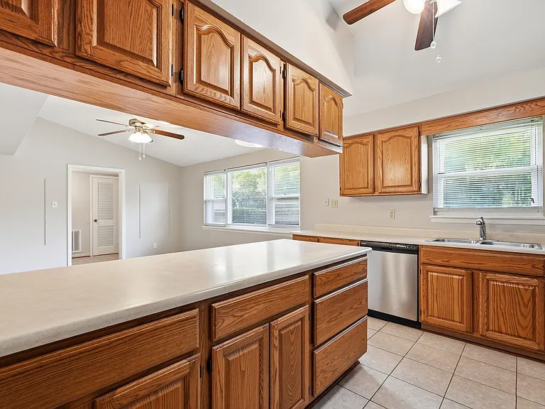 520 Windsor Rd — Photo 9