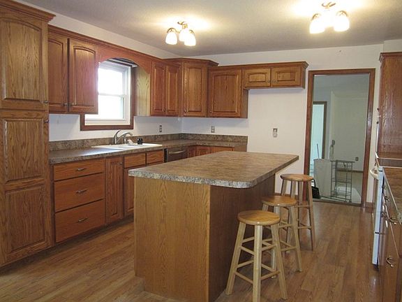3rd image of 903 Circle Dr