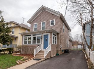 271 Center St, Elgin, IL 60120