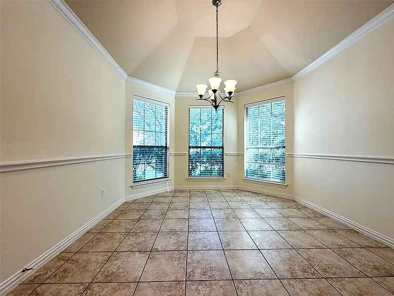9404 Caliente Dr — Photo 5