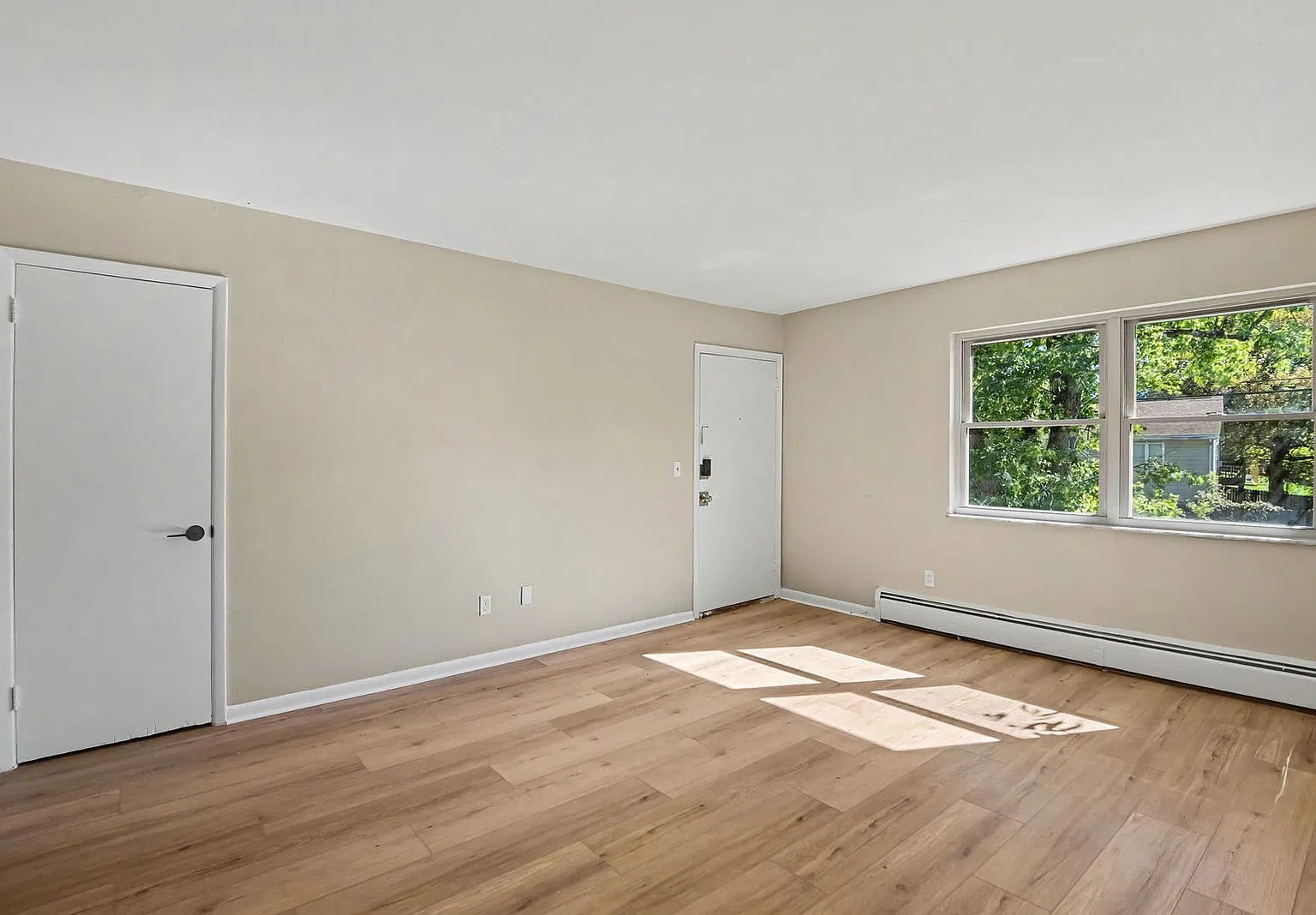 2 bed, 1.0 bath, $1,095 — Photo 2