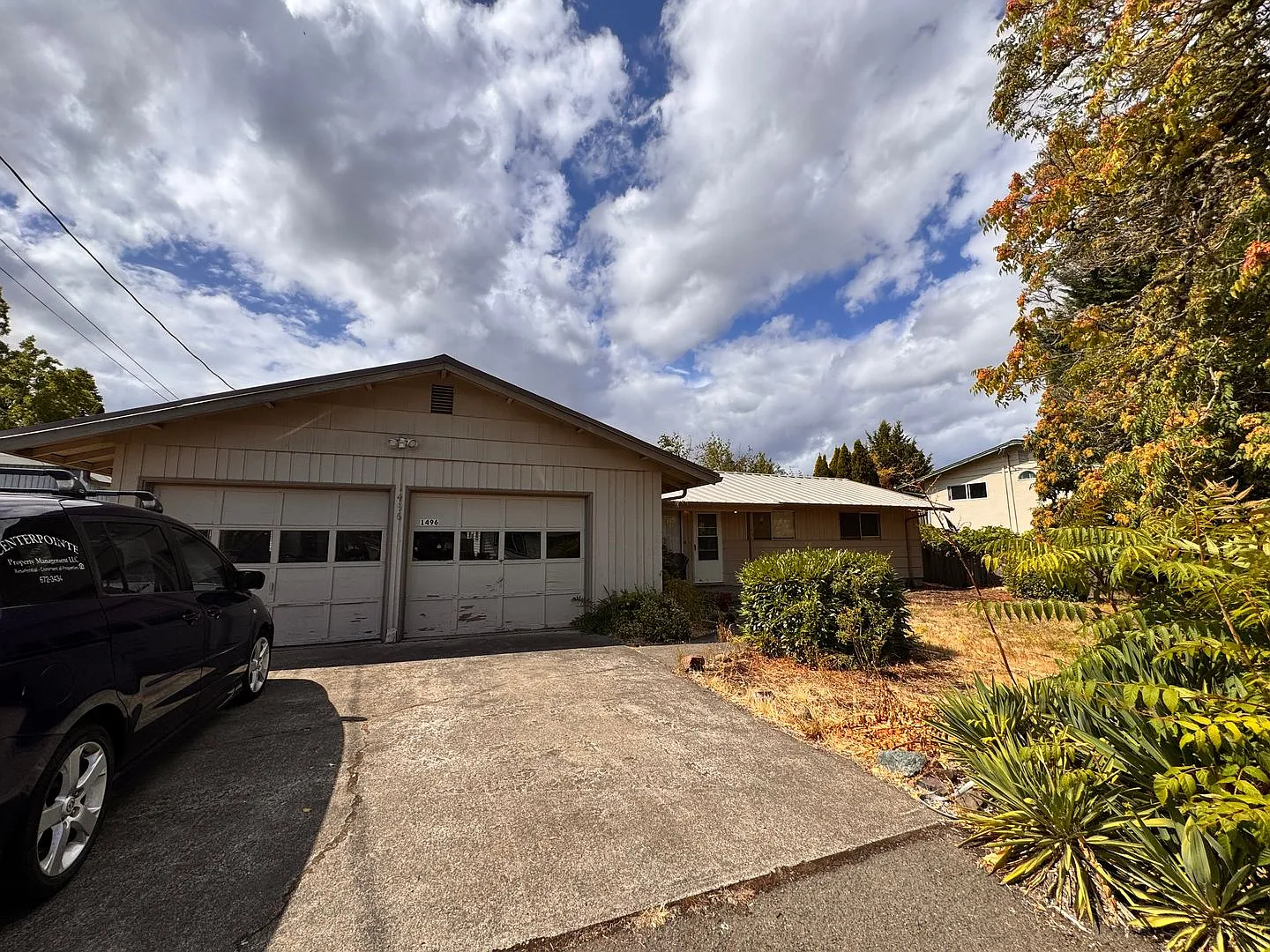 Hucrest 3 bedroom 2 bath home with garage — Photo 1