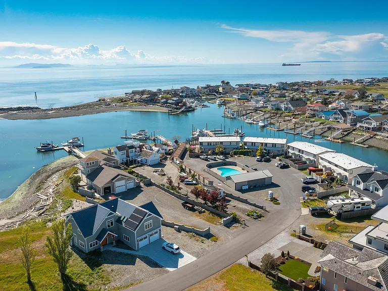 Seaside Living in a quiet marina