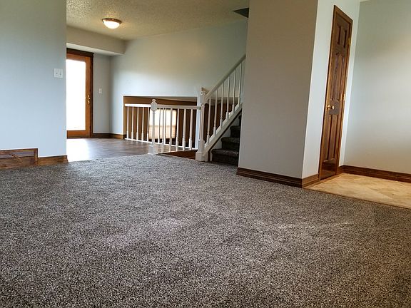 3rd image of 812 Aspen Ln