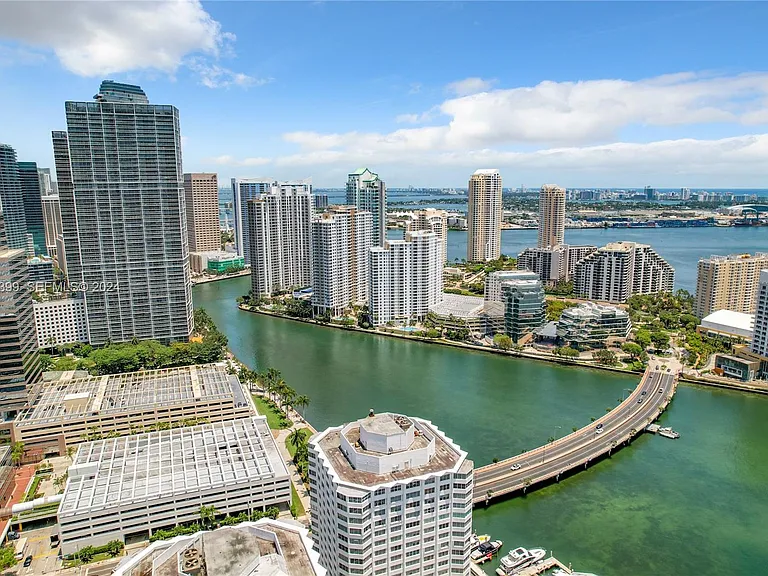 999 Brickell Bay Dr #STU06 — Photo 2