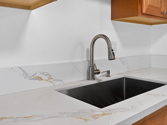 4th image of 786 Simpson Pl
