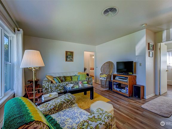 3rd image of 811 S Grand Drive