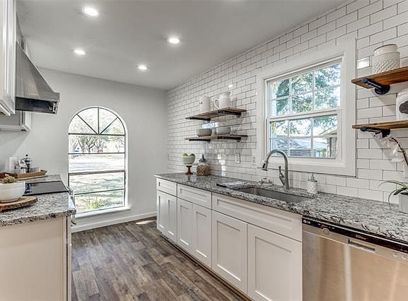 4th image of 3301 Excalibur Cir