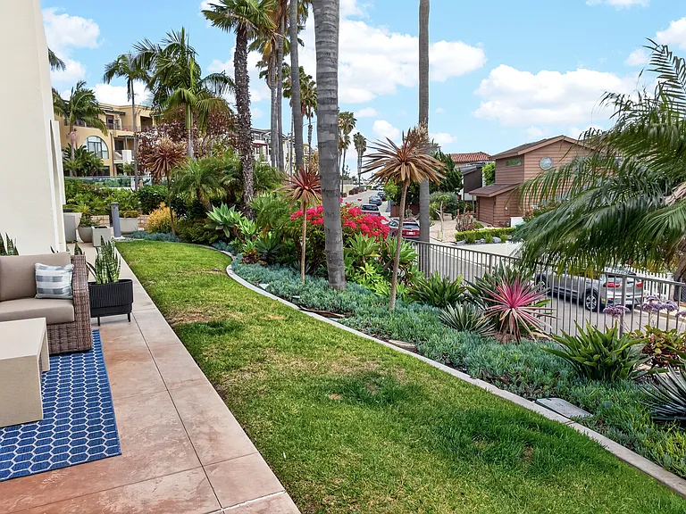 Grassy area behind patio - Pool/spa/grills just a few steps away