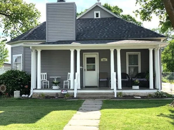 321 N 7th St, Wakeeney, KS 67672