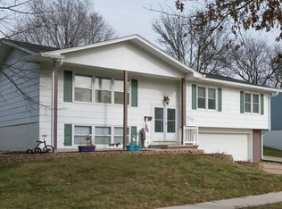 5300 Skyline Dr NW, Cedar Rapids, IA 52405