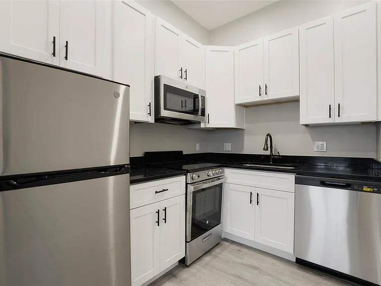 792 W Montrose St #205 — Photo 7