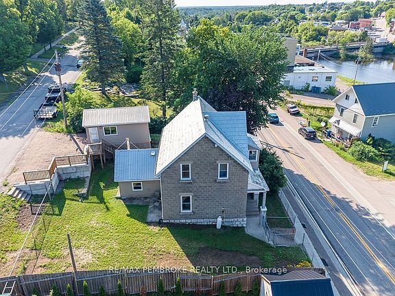 3rd image of 131 Bonnechere St W