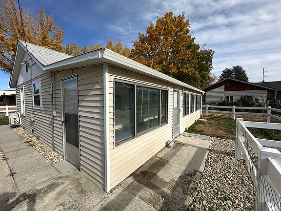 Side and back view, with entrances on both sides