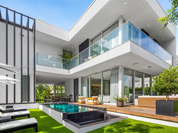 810 W 47th Ct, Miami Beach, FL 33140